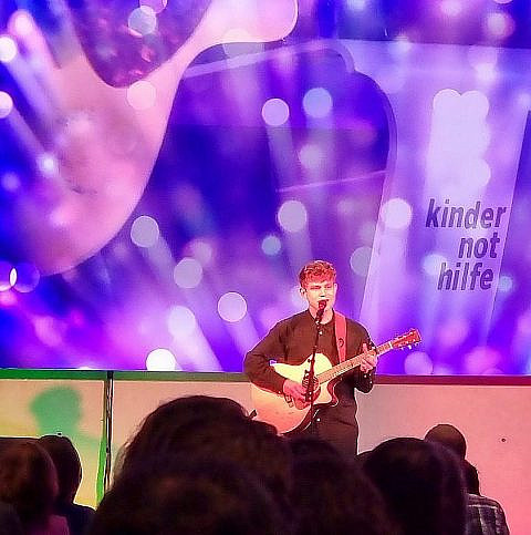 Sänger Gregor Hägele auf der Bühne während Medienpreisverleihung der Kindernothilfe