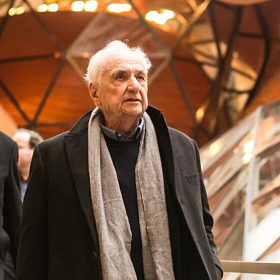 Portrait photo of the architect Frank Owen Gehry when he is already an elderly man