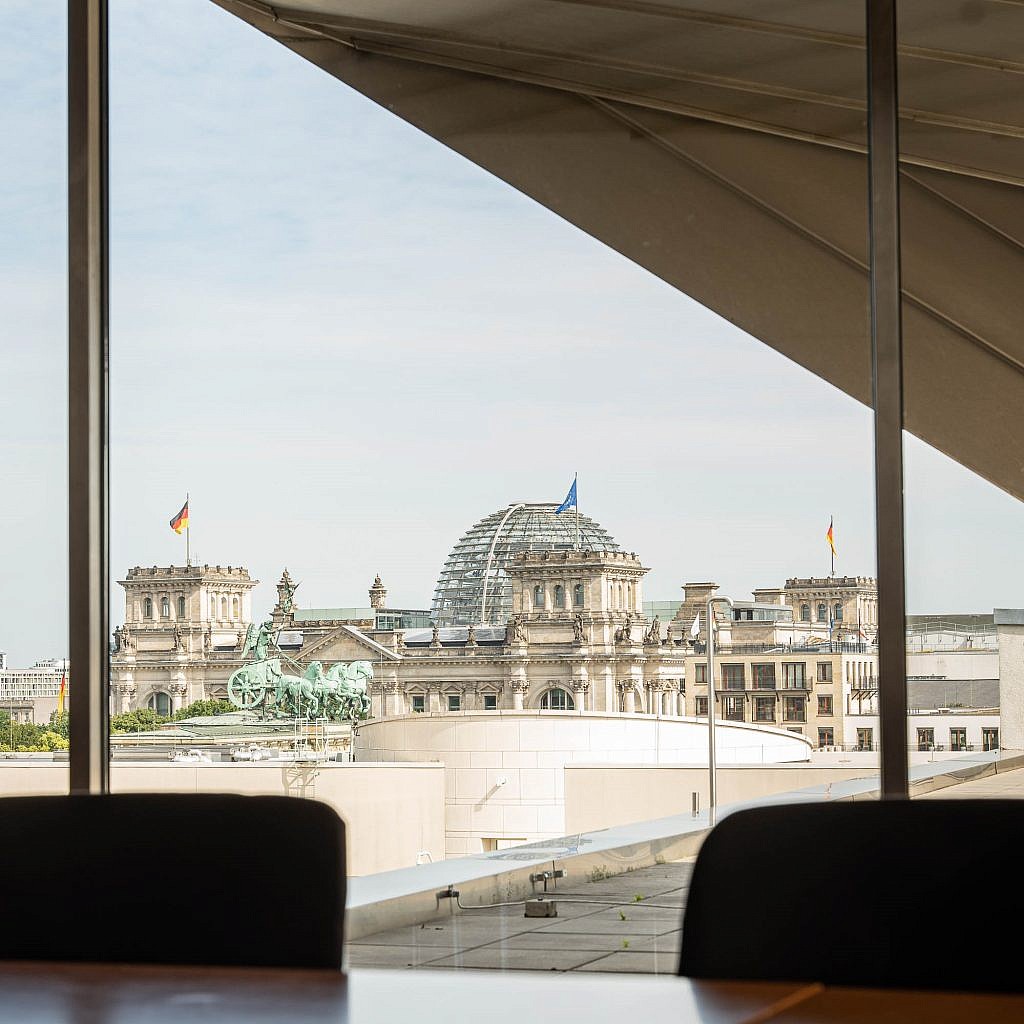 Blick von der Sky Lounge West auf die Reichstagskuppel