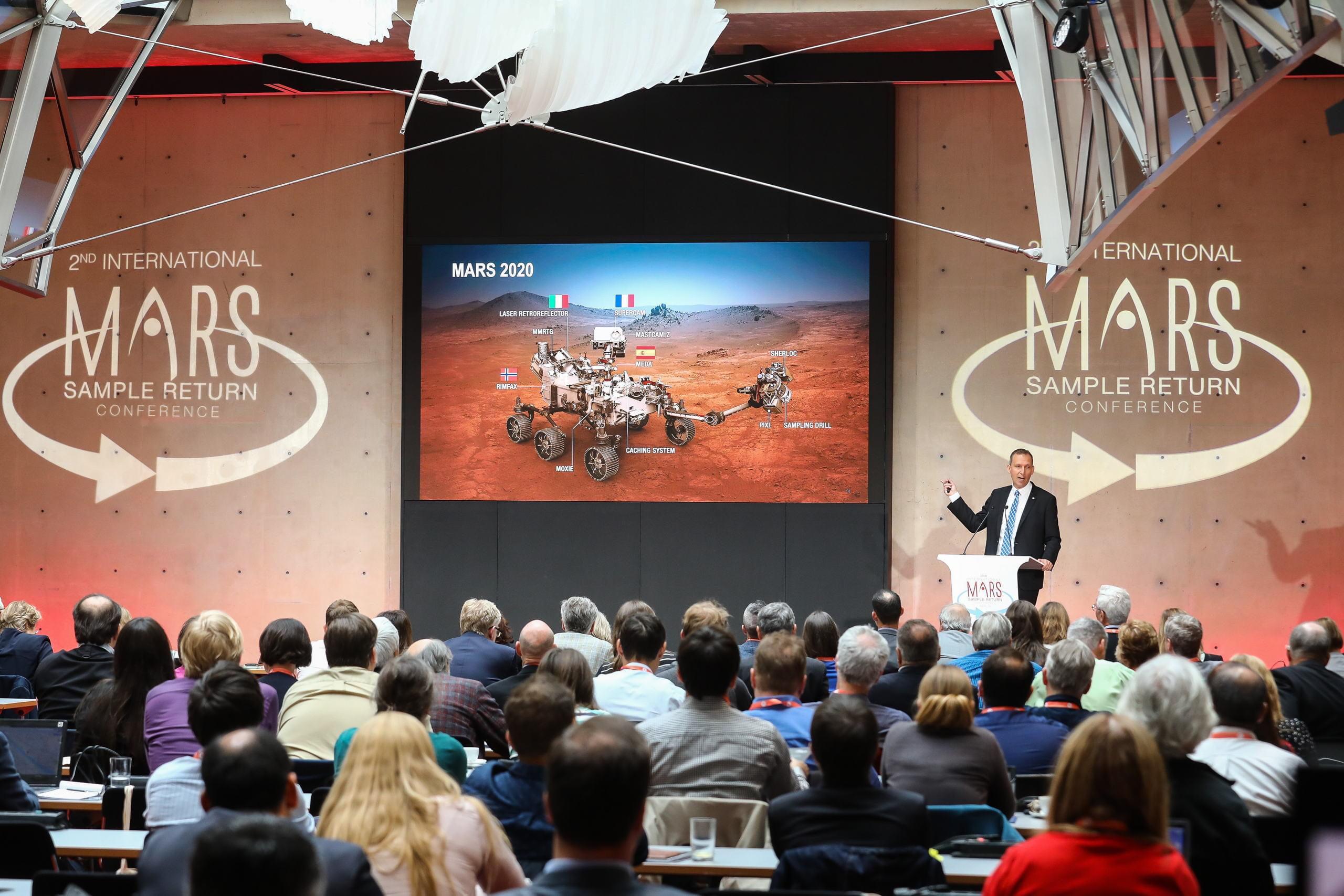 Publikums-Sicht auf die Bühne der ESA/NASA Konferenz