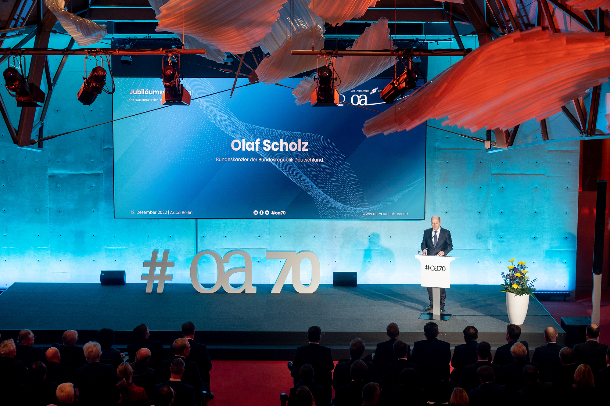 Olaf Scholz auf der Bühne des Jubiläums des Ost Ausschusses der Deutschen Wirtschaft