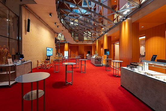 AXICA Foyer mit Gehry Mobiliar und Stehtischen