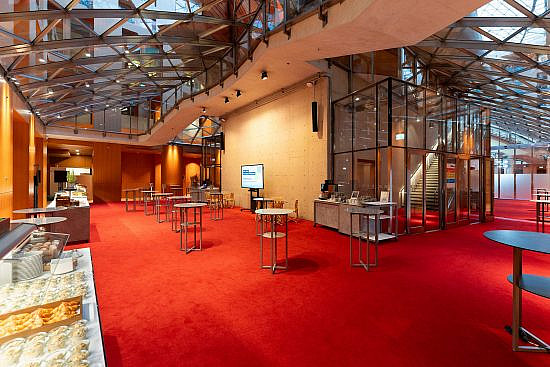 AXICA Foyer mit Buffets und Stehtischen