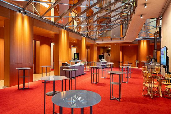 AXICA Foyer mit Bars, Buffets und Stehtischen